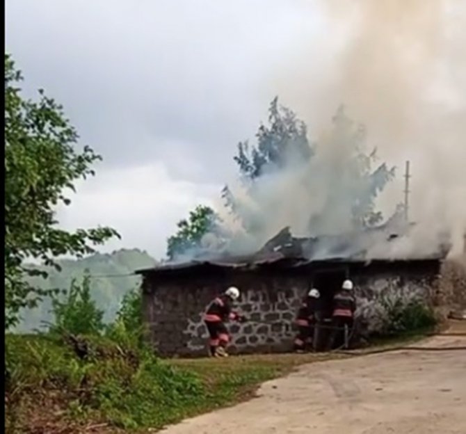 Yıldırım Düşen Evde Yangın Çıktı
