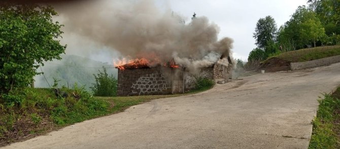 Yıldırım Düşen Evde Yangın Çıktı