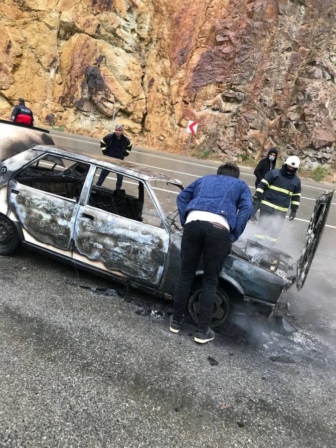 Artvin’de Seyir Halindeki Otomobil Alev Alev Yandı