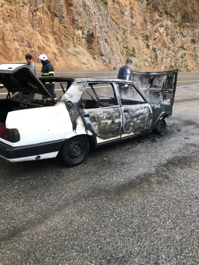 Artvin’de Seyir Halindeki Otomobil Alev Alev Yandı