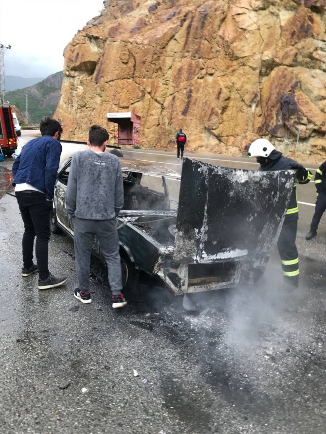 Artvin’de Seyir Halindeki Otomobil Alev Alev Yandı