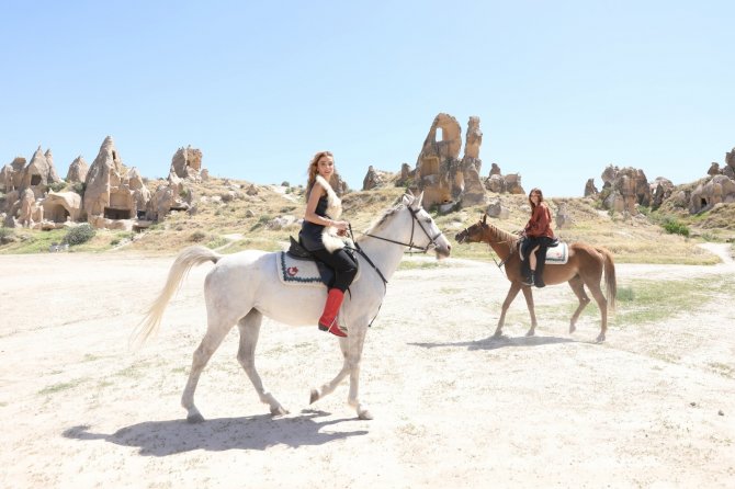 Ünlü Mankenler, Kapadokya’da Defile Yorgunluğunu Atlarla Attılar