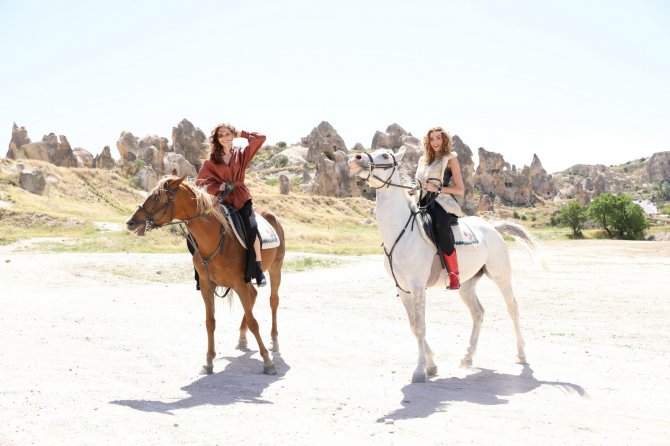 Ünlü Mankenler, Kapadokya’da Defile Yorgunluğunu Atlarla Attılar
