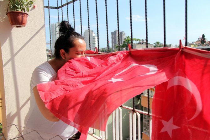 Türk Bayraklarını Çöpten Çıkarıp Balkonuna Astı