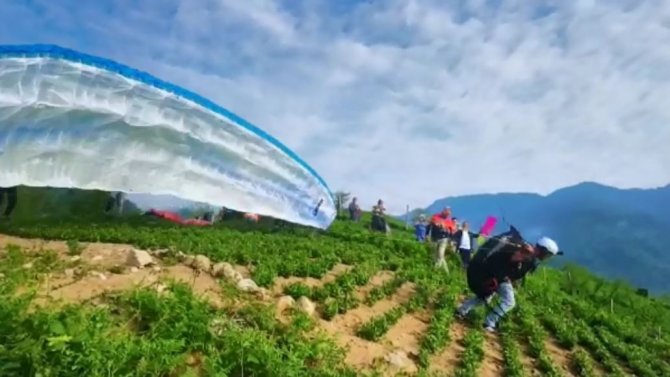 Çay Tarlalarından Yamaç Paraşütleriyle Heyecanlı Atlayış