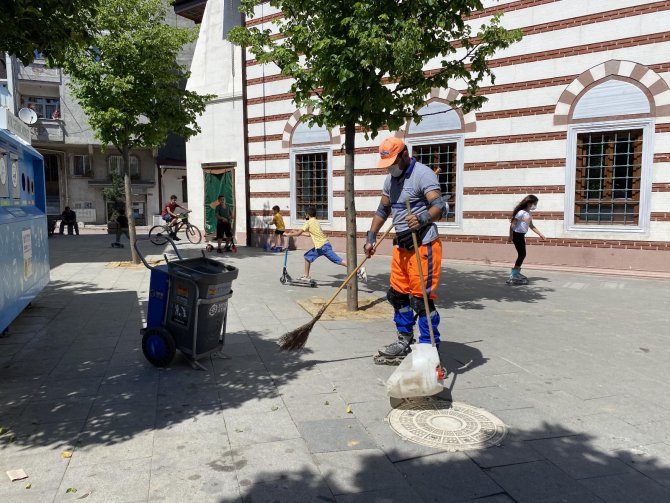 Patenli Temizlik İşçisi İlçede İlgi Odağı Oldu