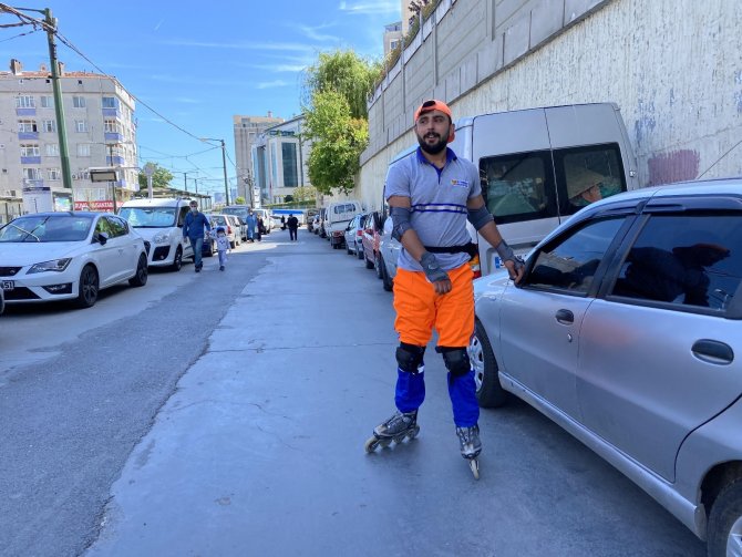 Patenli Temizlik İşçisi İlçede İlgi Odağı Oldu