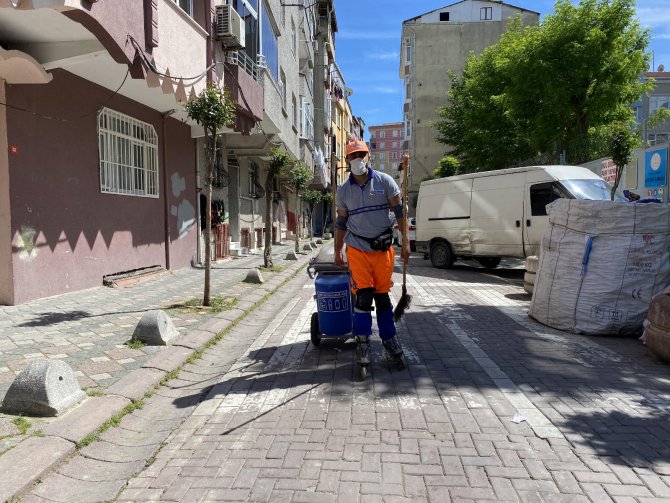 Patenli Temizlik İşçisi İlçede İlgi Odağı Oldu