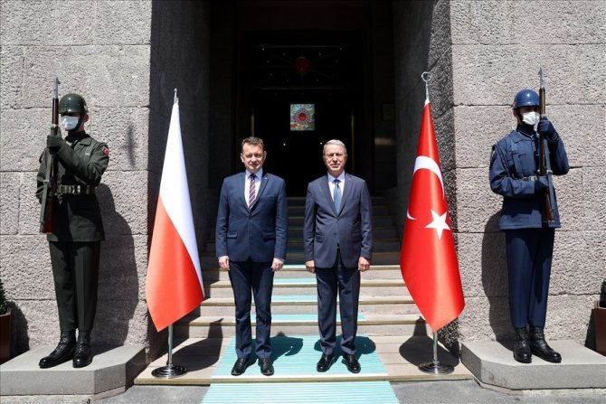 Milli Savunma Bakanı Akar, Polonyalı Mevkiidaşı Blaszczak İle Bir Araya Geldi