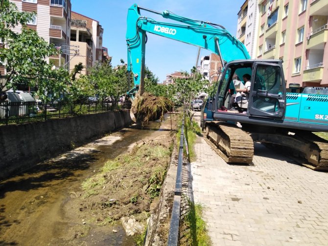 Bulancak’ta İlçe Merkezinden Geçen Dere Yatakları Temizleniyor
