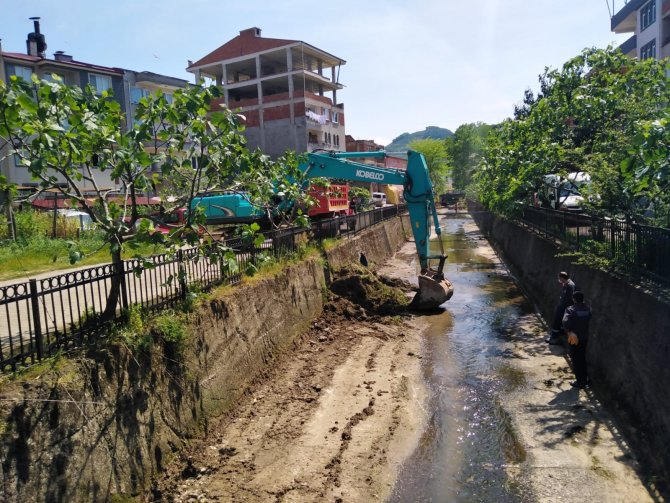 Bulancak’ta İlçe Merkezinden Geçen Dere Yatakları Temizleniyor