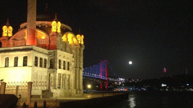 "Süper Çiçek Kanlı Ay" Tutulması Böyle Görüntülendi