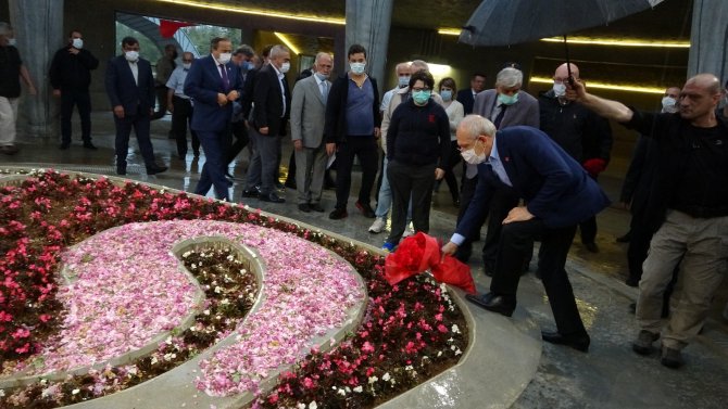 Kılıçdaroğlu, 9. Cumhurbaşkanı Demirel’in Anıt Mezarına Çiçek Bırakıp Dua Etti