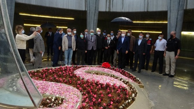 Kılıçdaroğlu, 9. Cumhurbaşkanı Demirel’in Anıt Mezarına Çiçek Bırakıp Dua Etti