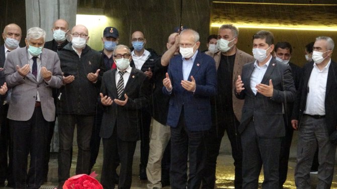 Kılıçdaroğlu, 9. Cumhurbaşkanı Demirel’in Anıt Mezarına Çiçek Bırakıp Dua Etti