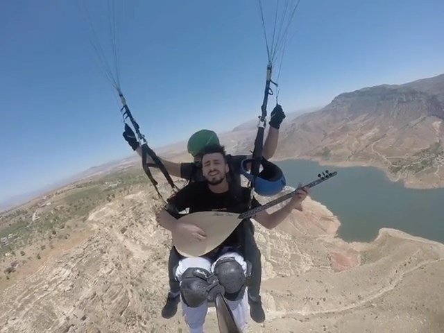 Siirtli Genç Gökyüzünde Saz Çalıp Şarkı Söyledi