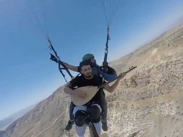 Siirtli Genç Gökyüzünde Saz Çalıp Şarkı Söyledi
