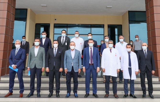 Bakan Çavuşoğlu, Antalya’da Hastane Yönetimini Ziyaret Edip Brifing Aldı