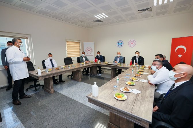 Bakan Çavuşoğlu, Antalya’da Hastane Yönetimini Ziyaret Edip Brifing Aldı