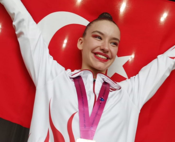 Milli Cimnastikçi Ayşe Begüm Onbaşı Dünya Şampiyonu Oldu