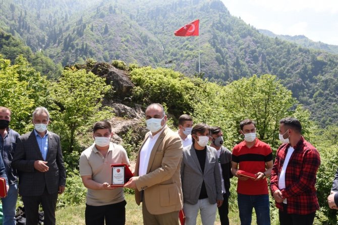 Köyün Zirvesine Şehitlerin Hatırasına Türk Bayrağı Diktiler