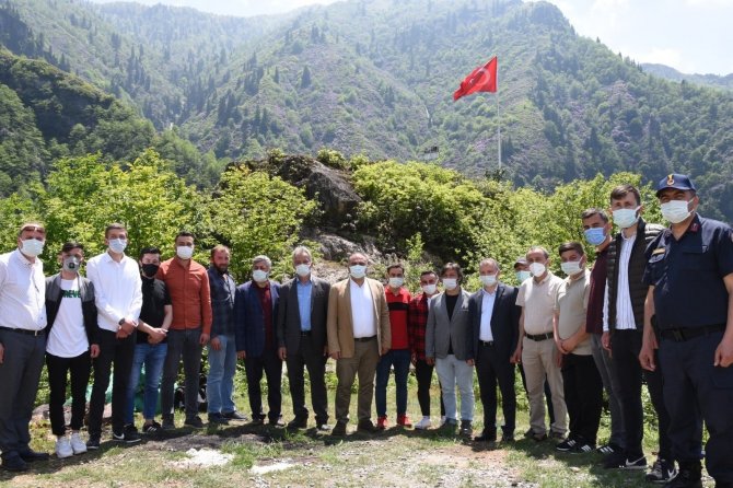 Köyün Zirvesine Şehitlerin Hatırasına Türk Bayrağı Diktiler