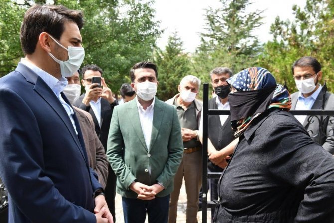 Ytb Başkanı Eren, Solingen Faciasında Hayatlarını Kaybeden Genç Ailesi Üyelerini Mezarı Başında Andı