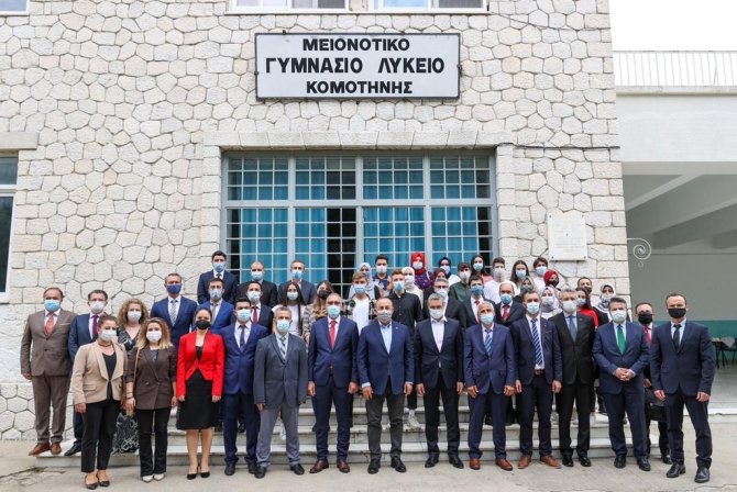 Bakan Çavuşoğlu, Celal Bayar Azınlık Lisesi’ni Ziyaret Etti