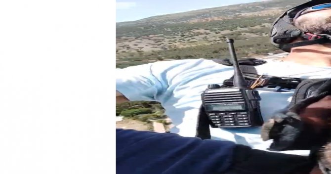 Tarlasına Paraşütçü İnen Çiftçi, Paraşüte Bindi Yine Gülmekten Kırdı Geçirdi