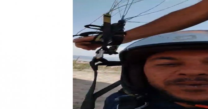 Tarlasına Paraşütçü İnen Çiftçi, Paraşüte Bindi Yine Gülmekten Kırdı Geçirdi