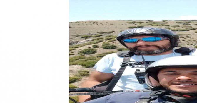 Tarlasına Paraşütçü İnen Çiftçi, Paraşüte Bindi Yine Gülmekten Kırdı Geçirdi