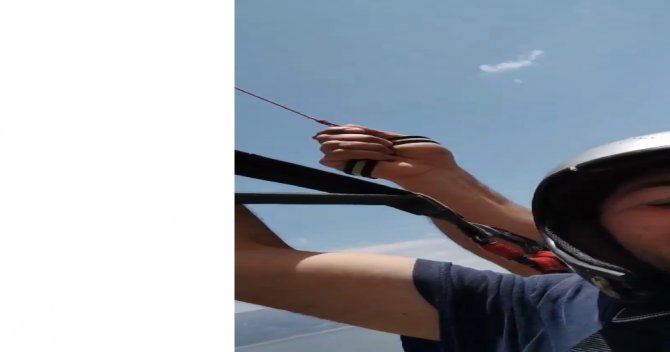 Tarlasına Paraşütçü İnen Çiftçi, Paraşüte Bindi Yine Gülmekten Kırdı Geçirdi