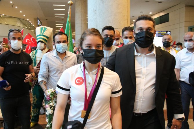 Yurda Dönen Dünya Şampiyonu Ayşe Begüm Onbaşı, Mehteranla Karşılandı