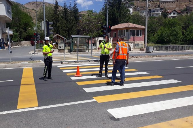 Karşıdan Karşıya Geçmek İsterken Otomobilin Altında Kaldı