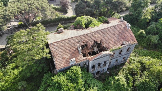 Üsküdar’da Defineciler Tarihi Köşkü Talan Etti