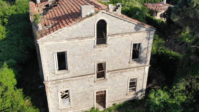 Üsküdar’da Defineciler Tarihi Köşkü Talan Etti