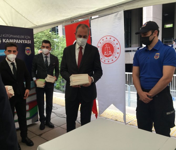 Bakan Gül, ‘Bir Kitap Bir Umut’ Kampanyasındaki İlk Kitap Bağışını Ankara Adliyesi’nden Başlattı
