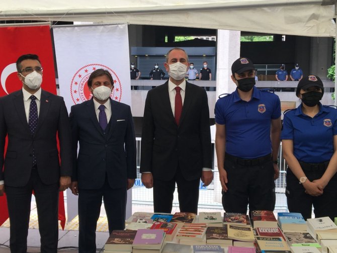 Bakan Gül, ‘Bir Kitap Bir Umut’ Kampanyasındaki İlk Kitap Bağışını Ankara Adliyesi’nden Başlattı