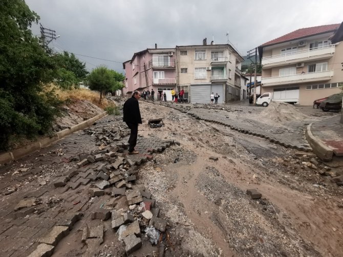 Manisa’da Sel Felaketi: 17 Ev Hasar Gördü