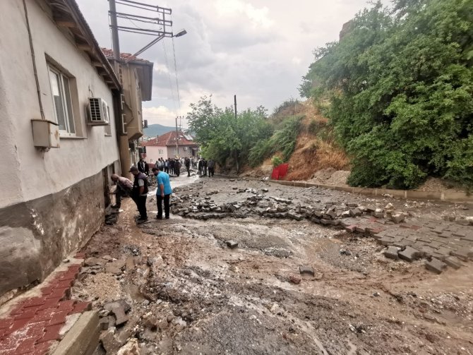 Manisa’da Sel Felaketi: 17 Ev Hasar Gördü