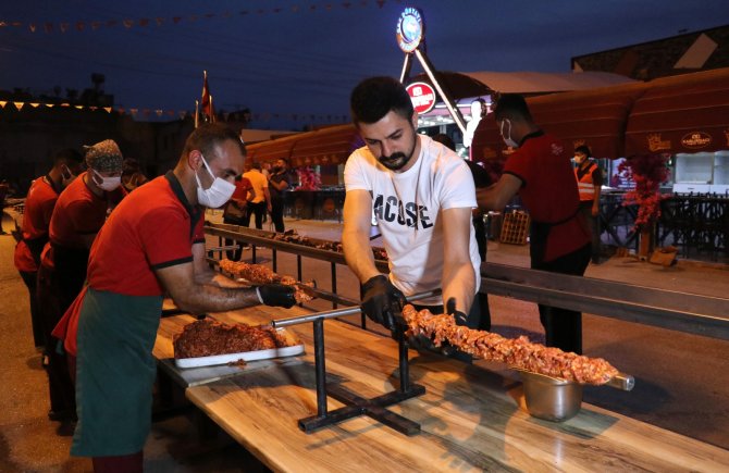 Restoranların Açılışını Havai Fişek Ve 35 Metrelik Kebapla Kutladı