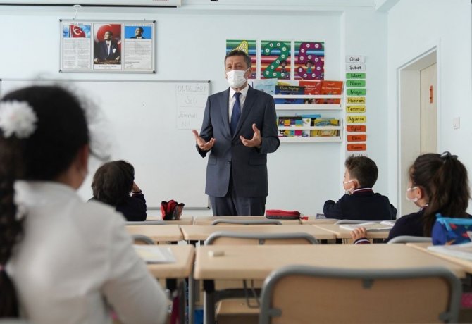 Bakan Selçuk, Yüz Yüze Eğitimin İlk Gününde Çocuklarla Okulda Buluştu