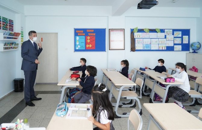 Bakan Selçuk, Yüz Yüze Eğitimin İlk Gününde Çocuklarla Okulda Buluştu