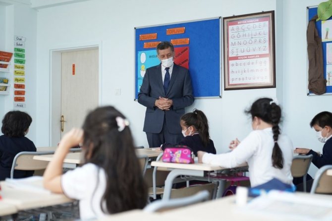 Bakan Selçuk, Yüz Yüze Eğitimin İlk Gününde Çocuklarla Okulda Buluştu
