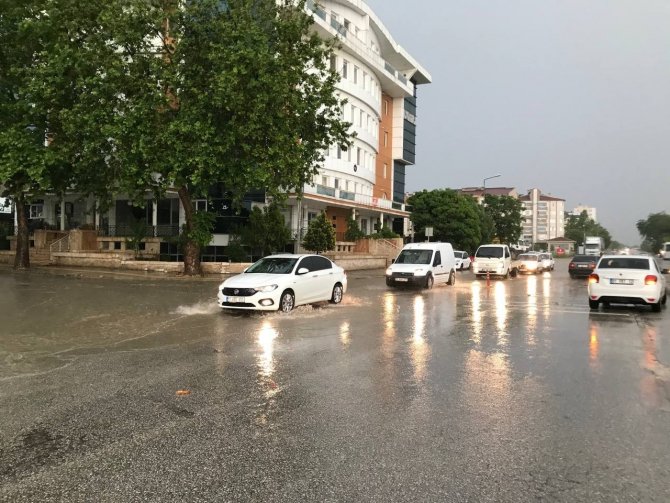Edirne’de Sağanak Yağış Yolları Göle Çevirdi, Sürücüler Zor Anlar Yaşadı