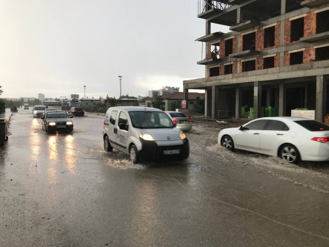 Edirne’de Sağanak Yağış Yolları Göle Çevirdi, Sürücüler Zor Anlar Yaşadı