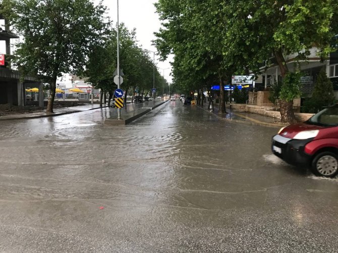 Edirne’de Sağanak Yağış Yolları Göle Çevirdi, Sürücüler Zor Anlar Yaşadı