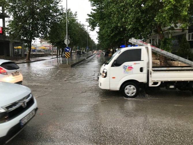 Edirne’de Sağanak Yağış Yolları Göle Çevirdi, Sürücüler Zor Anlar Yaşadı