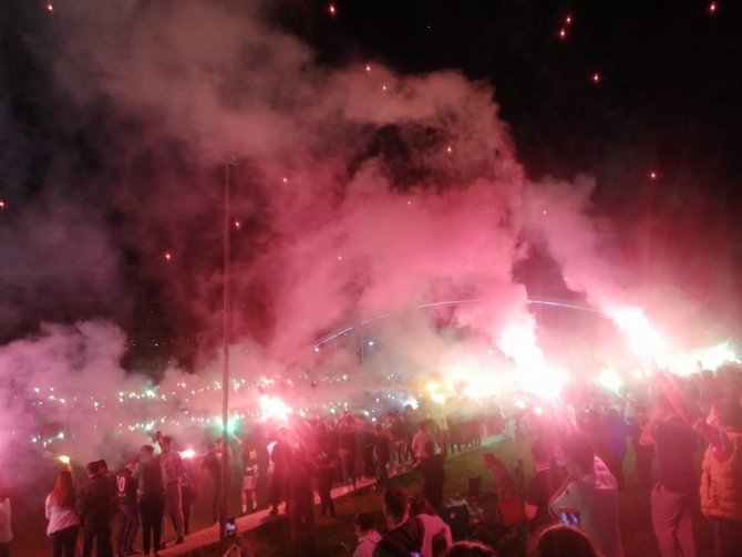 Bursaspor Taraftarı, Kulübün Kuruluş Yıl Dönümünü Meşalelerle Kutladı