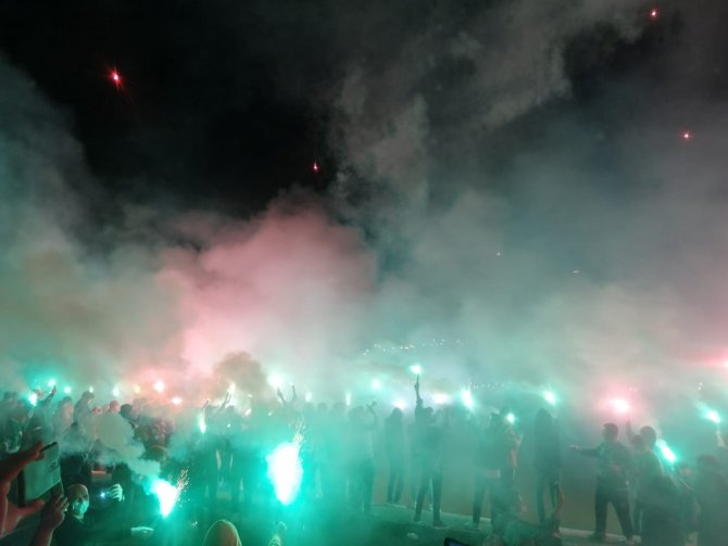 Bursaspor Taraftarı, Kulübün Kuruluş Yıl Dönümünü Meşalelerle Kutladı